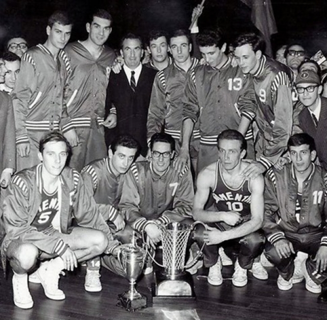 Il Simmenthal Milano Campione d'Europa 1966 a Bologna: Longhi, Masini, Rubini, Bradly, Vianello, Ongaro, Thoren; in basso: Iellini, Binda, Pieri, Riminucci, Gnocchi.   